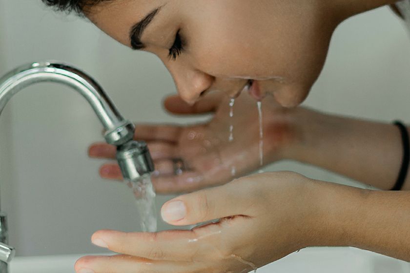 face-cleansing-with-water