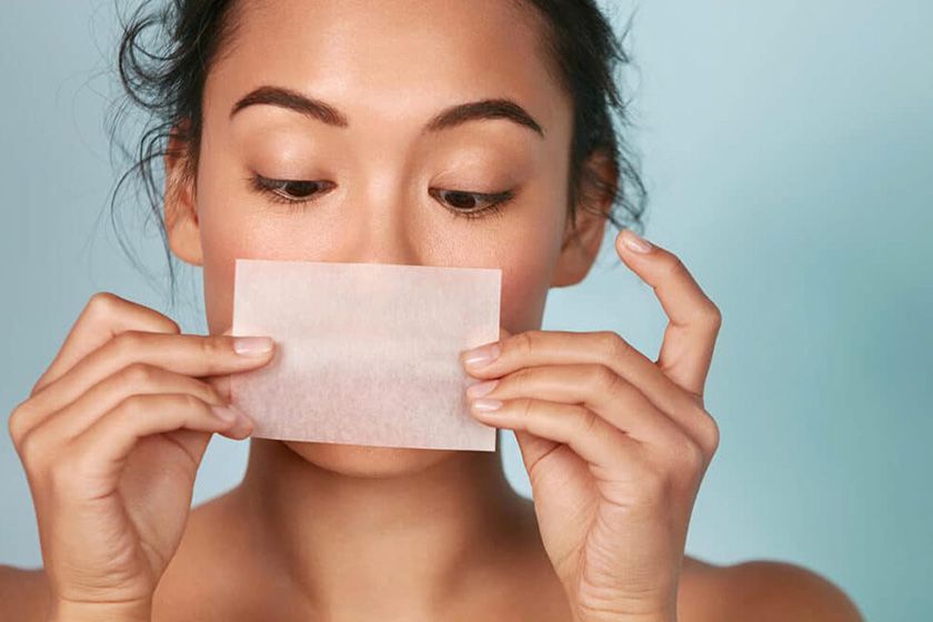 4. Girl with checking skin with bloating paper method