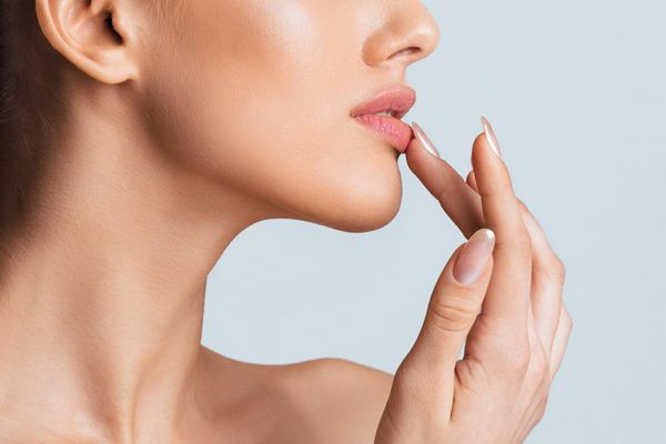 5 Simple Home Remedies to Get Pink Lips Naturally