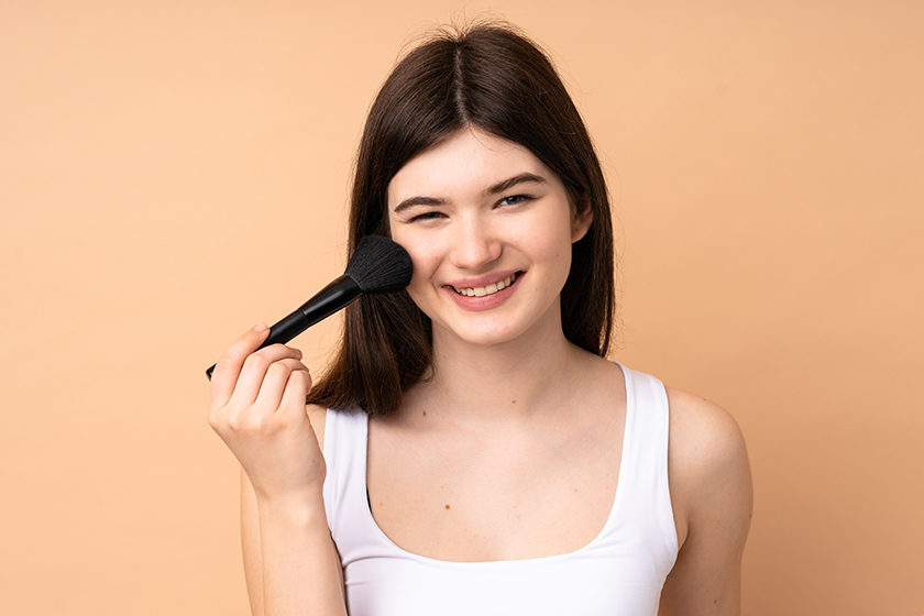 How To Apply Highlighter On Face