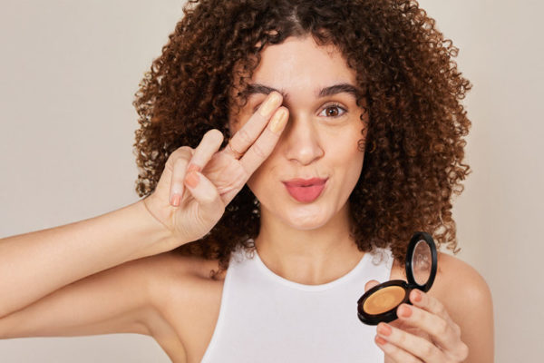 The Ultimate Guide on How To Apply Highlighter On Face