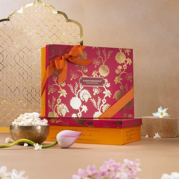 Opulence Bath Essentials Gift Box With Scented Candle